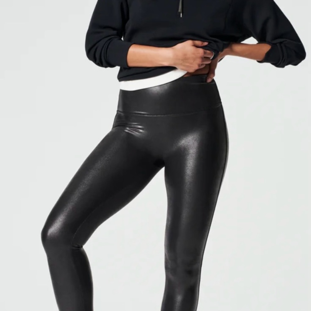 SPANXshape™ Faux Leather
Leggings